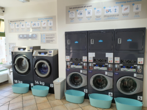 Průmyslové pračky v laundromatu ve Znojmě