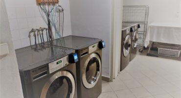 Samoobslužná prádelna pro obyvatele rezidenčního bydlení na Komárovském nábřeží v Brně